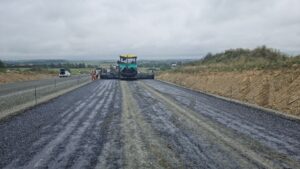 Fot.1 Wykonanie w-wy podbudowy zasadniczej z BA - przygotowanie podłoża