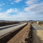 1 km 69+200 ułożone warstwy asfaltowe, rozkładanie kruszywa (zgodnie z km)
