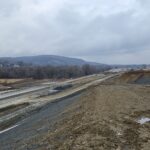 15 km 75+000 ułożone warstwy nawierzchni, roboty ziemne (przeciwnie do km)