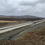 17 km 75+000 ułożone warstwy nawierzchni, roboty ziemne (przeciwnie do km)