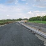 10 km 74+170 ukladanie konstrukcji nawierzchni, galanterii drogowej (przeciwnie do km)
