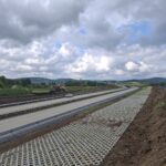 1 km 69+200 ułożone warstwy nawierzchni, wykonane bariery (zgodnie z km)