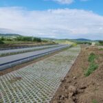 1 km 69+200 ułożone warstwy nawierzchni, wykonane bariery (zgodnie z km)