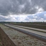 2 km 69+200 ułożone warstwy nawierzchni, wykonane bariery (przeciwnie do km)