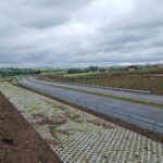 2 km 69+200 ułożone warstwy nawierzchni, wykonane bariery (przeciwnie do km)