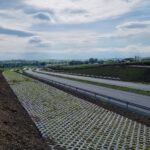 2 km 69+200 ułożone warstwy nawierzchni, wykonane bariery (przeciwnie do km)