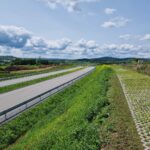 1 km 69+200 ułożone warstwy nawierzchni, wykonane bariery (zgodnie z km)