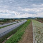 1 km 69+200 ułożone warstwy nawierzchni, wykonane bariery (zgodnie z km)