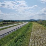 1 km 69+200 ułożone warstwy nawierzchni, wykonane bariery (zgodnie z km)