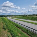 2 km 69+200 ułożone warstwy nawierzchni, wykonane bariery (przeciwnie do km)