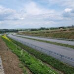 2 km 69+200 ułożone warstwy nawierzchni, wykonane bariery (przeciwnie do km)