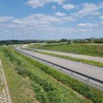 2 km 69+200 ułożone warstwy nawierzchni, wykonane bariery (przeciwnie do km)