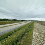 1 km 69+200 ułożone warstwy nawierzchni, wykonane bariery (zgodnie z km)