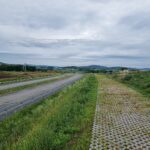 1 km 69+200 ułożone warstwy nawierzchni, wykonane bariery (zgodnie z km)