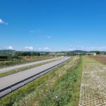 1 km 69+200 ułożone warstwy nawierzchni, wykonane bariery (zgodnie z km)