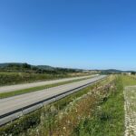 1 km 69+200 ułożone warstwy nawierzchni, wykonane bariery (zgodnie z km)