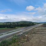 13 km 75+000 ułożone warstwy nawierzchni, roboty ziemne (przeciwnie do km)