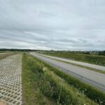 2 km 69+200 ułożone warstwy nawierzchni, wykonane bariery (przeciwnie do km)