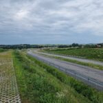 2 km 69+200 ułożone warstwy nawierzchni, wykonane bariery (przeciwnie do km)