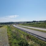 2 km 69+200 ułożone warstwy nawierzchni, wykonane bariery (przeciwnie do km)