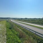 2 km 69+200 ułożone warstwy nawierzchni, wykonane bariery (przeciwnie do km)