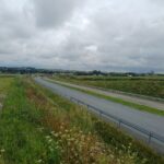 2 km 69+200 ułożone warstwy nawierzchni, wykonane bariery (przeciwnie do km)