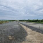 4 km 70+800 układanie warstwy podbudowy z kruszywa(przeciwnie do km)