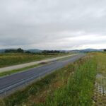 1 km 69+200 ułożone warstwy nawierzchni, wykonane bariery (zgodnie z km)