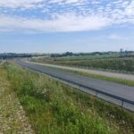 1 km 69+200 ułożone warstwy nawierzchni, wykonane bariery (zgodnie z km)