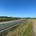 1 km 69+200 ułożone warstwy nawierzchni, wykonane bariery (zgodnie z km)