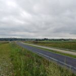 2 km 69+200 ułożone warstwy nawierzchni, wykonane bariery (przeciwnie do km)