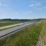 2 km 69+200 ułożone warstwy nawierzchni, wykonane bariery (przeciwnie do km)