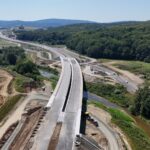 42 km 76+120 obiekt ES 2.3 - wykonana nawierzchnia z asfaltu twardolanego