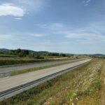 1 km 69+200 ułożone warstwy nawierzchni, wykonane bariery (zgodnie z km)