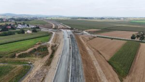 2 km 68+280 wykonywanie podbudowy pomocniczej