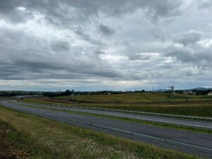2 km 69+200 ułożone warstwy nawierzchni, wykonane bariery (przeciwnie do km)
