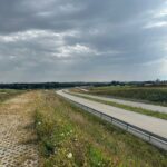 2 km 69+200 ułożone warstwy nawierzchni, wykonane bariery (przeciwnie do km)