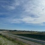 2 km 69+200 ułożone warstwy nawierzchni, wykonane bariery (przeciwnie do km)