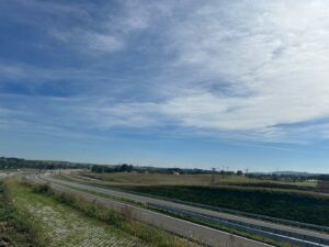 2 km 69+200 ułożone warstwy nawierzchni, wykonane bariery (przeciwnie do km)