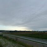 2 km 69+200 ułożone warstwy nawierzchni, wykonane bariery (przeciwnie do km)