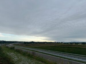 2 km 69+200 ułożone warstwy nawierzchni, wykonane bariery (przeciwnie do km)