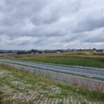 1 km 69+200 ułożone warstwy nawierzchni, wykonane bariery (zgodnie z km)
