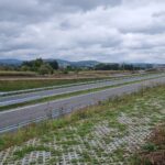 2 km 69+200 ułożone warstwy nawierzchni, wykonane bariery (przeciwnie do km)