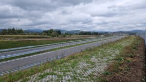 2 km 69+200 ułożone warstwy nawierzchni, wykonane bariery (przeciwnie do km)