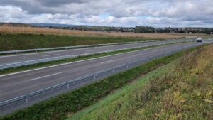 2 km 69+200 wykonane oznakowanie poziome (przeciwnie do km)