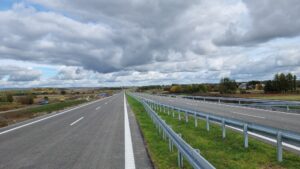 4 km 70+800 wykonane oznakowanie poziome (przeciwnie do km)