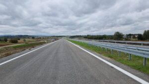 4 km 70+800 wykonywanie oznakowania poziomego (przeciwnie do km)