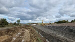 6 km 72+350 roboty ziemne, zabezpieczanie skarpy (przeciwnie do km)