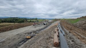 6 km 72+350 roboty ziemne, zabezpieczanie skarpy (przeciwnie do km)